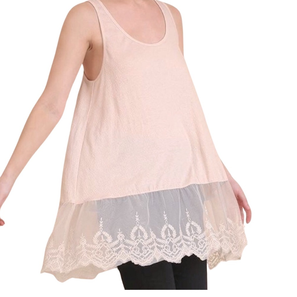 BOUTIQUE ITEM- 💥LAST ONE💥 SIZE SMALL ☀️LACE HEMLINE TANK W/ CRINKLE FABRIC